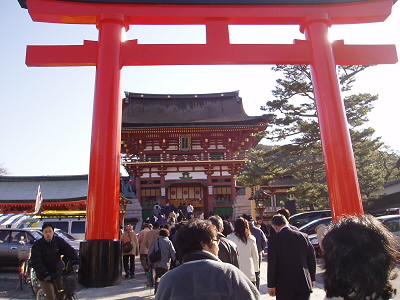 京都一周トレイルの出発はここ、伏見稲荷神社から。お稲荷さんの総本山ですので、お参りの人々がたくさん来られます。