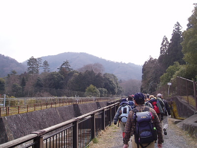 音羽川に沿って登っていくというより、
ぞろぞろと歩いています。
叡電のハイクは京阪のそれと異なり、
団体行動です。
