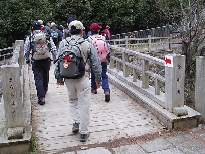 きららはしを渡り、その先のフェンスに沿って
進むとすぐにきらら坂