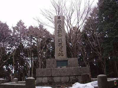 千種忠顕碑のあたりでは、もう雪景色になりました。