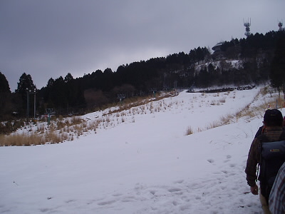 人工スキー場跡も雪が。
もう少し積もればスキーができそう。
