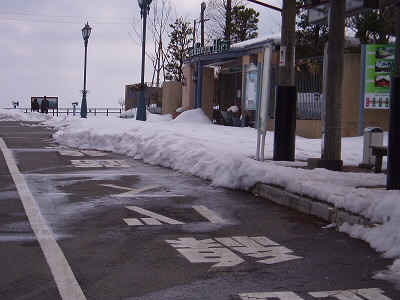 バス停ですが、今日もバスが来ていました。
延暦寺に行かれる方のためでしょうか？