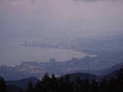 ここからは大津が見えています。
向こうに「近江大橋」プリンスホテルが見えます。
湾になっているところが浜大津です。