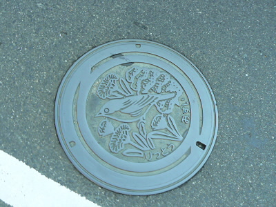 路歩きをしているとマンホールウォッチングも面白い。
おすいなんですが、かわいいマンホールのふたである。