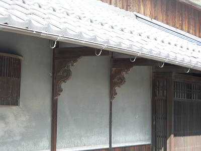 軒も凝った造りである。