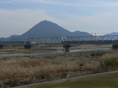 野洲川。無効に見えのは三上山。通称、近江富士。