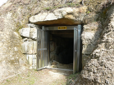 古墳の中をみることができる。