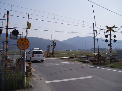 駅からすぐに踏切を渡り、先の山へ向かいます。