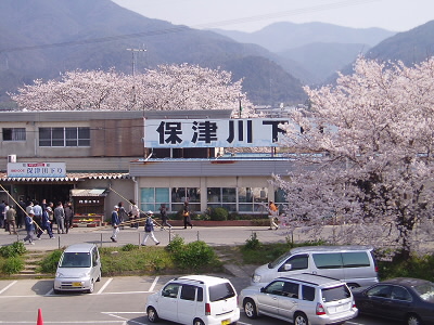 保津川下りの出発地。
季節がいいので多くの人々が来られていました。