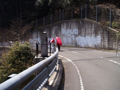 小さなボートで川を下るスポーツの方です。