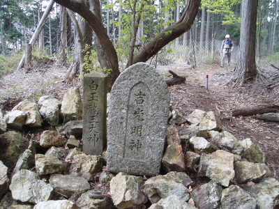 石碑があり、鞍馬寺に入ったという雰囲気が漂ってきます。
龍神池が現れ、境内までもう一息というところまで着ました。池というので丸いのかと思っていいましたが、四角で用水池みたいです。

