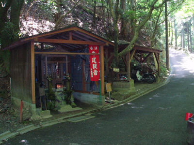 大師堂から牛尾山と言う感じになります。
しかし、道は桜の馬場まで舗装されています。