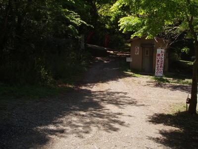 桜の馬場。
５月では桜はもう葉桜で新緑となっています。
ここにはトイレもあるます。