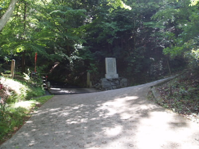 牛尾観音への参道はまっすぐの道ですが、右の道は少しゆるやかで自動車でも上がれます。