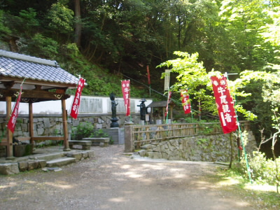 登ってきた道の右を進んで、頂上やパノラマ台へ行きます。