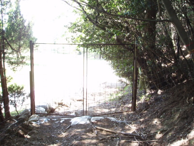 ゴルフ場への入り口。
たぶん中を通れると思いますが、今回は迂回します。