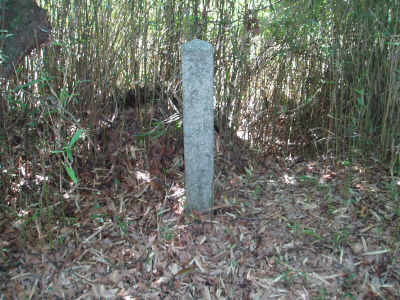 途中、お地蔵さんのような石仏があり、その奥に結界を記した、石碑があり、ここから延暦寺の結果となります。

