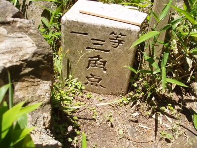 大比叡へは、車両通行止めの道からそれて、少し、進むとコンクリートの構造物の手前に、こんもりした小さな山があるので、そこに三角点があります。コンクリートの構造物の横を進み、中継アンテナを通りすぎると、舗装道路に出ます。その先は大きなアンテナがあり、行き止まりのようですが、その横を進むと再び山道が現れます。

