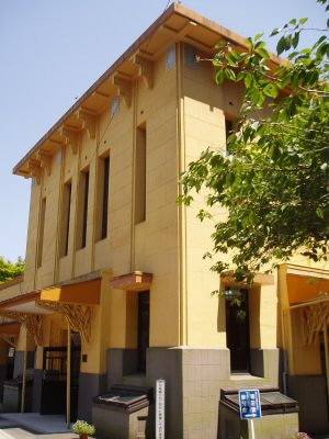 三角点からほぼ東へ進むと、比叡山ドライブウェイにでますので、そこを渡り、鳥居をくぐって降りていくとそがケーブルえんりゃくじの駅です。とてもきれいな駅です。坂本へ降りる道はこの駅の右側を進みます。
