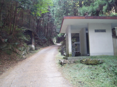 飯道山休憩所
登って間もないうちに、休憩所があります。ここは、ガイドブックには不動茶屋と書かれています。この休憩所の向かいに道があり、それをあがると、祠があり、その向うに石に刻まれた不動さんが、祭ってありました。
