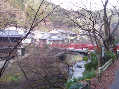○猿渡り橋
清滝バス停から、下がったところにある朱の橋。ここで、京都一周トレイルの西山コースが始まります。