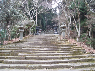 ○愛宕さん
　やっと、到着しても、本殿まで階段が続きます。ここをあがると本殿で、お札を購入。
月輪寺へはこの階段下の広場を右に進みます。