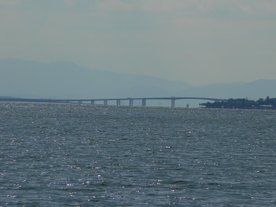 遠くに琵琶湖大橋が見える。
以前に、自転車で渡った時は、結構な高さがあった。
橋のたもとが、少し蜃気楼になっている。
