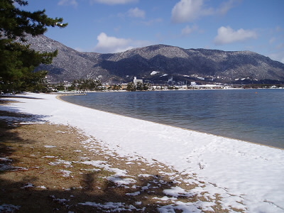 先ほどの浜が砂地だったのにここでは、少し雪が
残っている。