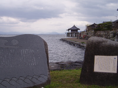 浮御堂が見えている。
湖岸を歩いて、近くまで。
