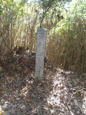 比叡山の結界の碑。
ここから上が比叡山の結界となっています。
登り道の右後ろにあるので、気がつかないかもしれません。
霊感のある人なら、結界に入るときになにかあるかも。