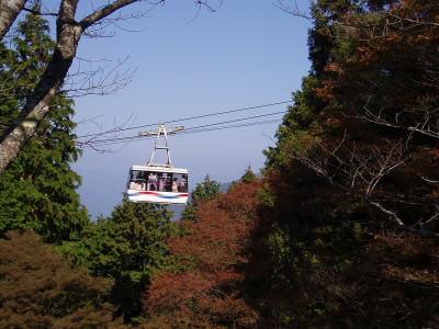 ケーブル比叡を過ぎて、ロープウエイ比叡と乗り継いで、お手軽に比叡山に上がれます。
