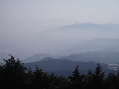比叡山の駐車場からの景色。
霞みがきれいない遠近感を作っています。
すっきり見える景色もいいですが、こんなものいいもんです。