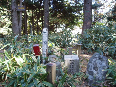 比叡山山頂。
知らない人は辿り着けない場所ではないかと思います。駐車場を過ぎて大比叡に行き、そこから塚みたいなところにあります。まるで高さが足りないから、土を盛ったのではないかと思ってしまいます。