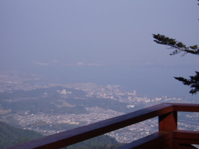 ケーブル延暦寺からの琵琶湖。
比叡山は京都側と滋賀県側にケーブルやロープウェイがあります。どちらも日本一の記録があるものです。この駅の横を下っていきます。