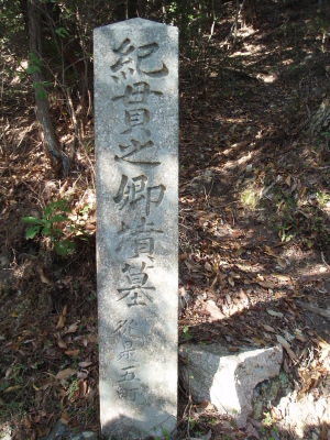 下っていく途中で紀貫之の碑があり、歴史を感じます。ここまでくれば、もう少しで山道を抜け、町をぶらぶらとあるいて、JRや京阪の坂本です。