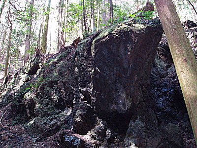 途中に大きな岩があり、ご神体のようです。
ここからもう少しで不動さんです。

