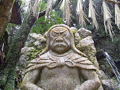 向って左の鳴滝不動さんです。

