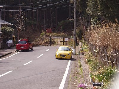 滋賀県側から大平山に登るにはあの柵の向こうの道を進みます。
今回は、振り返って撮影

