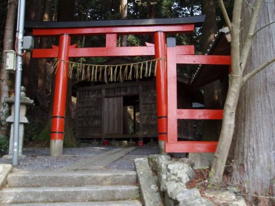 二の瀬から夜泣峠の入口にある社です。
ここから、夜泣峠までは上りが続きます。

