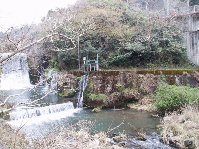 関電の施設の近くの川の様子です。
ちっさな保津峡といった感じでした。
ここの先で旧ルートと交わります。
本日は天気が悪くなってきたので、ここで中断です。

