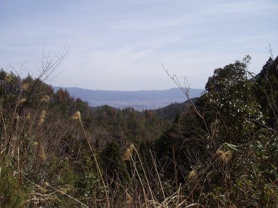 ここも、同じように京都が見渡せます。
向こうの方に大文字山が見えます。
そこから、一周ルートを歩いているんですね。


