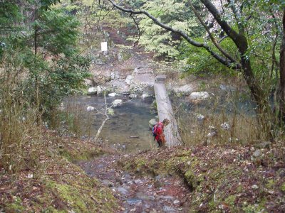 道標 91のところで、清滝川を渡ります。
橋っといっても、欄干もなし。水面から１ｍもないんじゃないでしょうか？
水位が上がったら渡れなくなりそうです。

