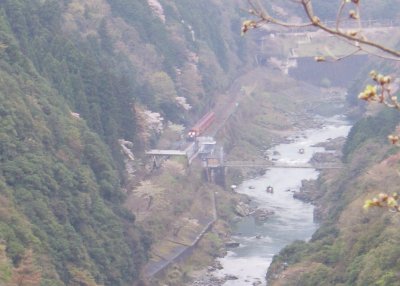 六丁峠へ上っているとトロッコ列車が見えました。
思わず「電車でGO」でここを走ってみようか思ってしまいました。

