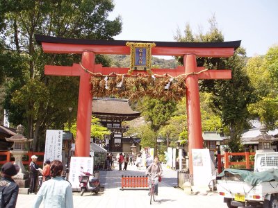 松尾神社。
山吹がきれいに咲いていました。

