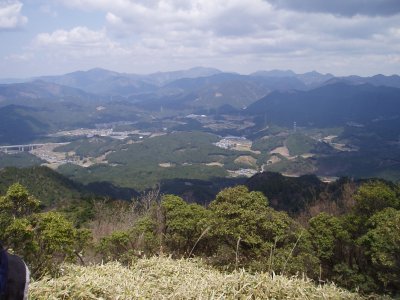  
どっちを向いているか。端に新名神があるので、たぶん北を向いています。

