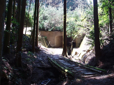 トンネルの上がゴミの処分場への道です。トラックが通れる立派な道路になっています。
ここをくぐります。 