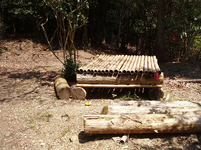 鉄塔のしたの休憩所。
この奥が行者ヶ森への道です。 