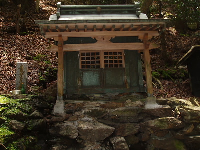 たぶんここが八大竜王。
この左に清水が湧き出ており、渇きをいやしています。
でも、あまり多量に飲まない方が