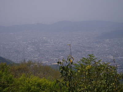 山頂からの眺めです。今日はすこし霞んでいます。残念。