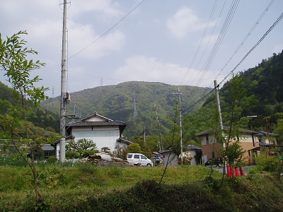 中央の山が牛尾山、音羽山です。
右に見えるのが行者ケ森